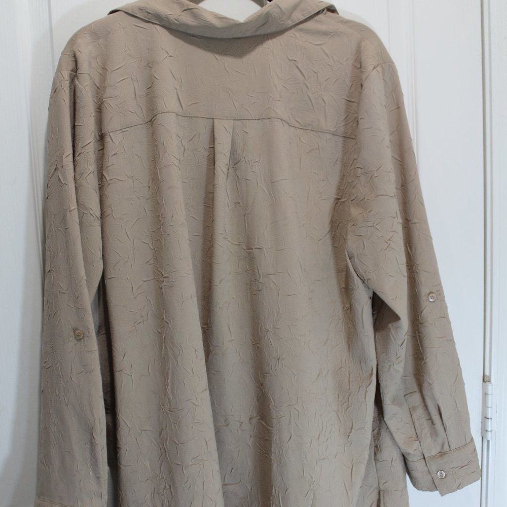 Maggie Barnes tan button down crinkled blouse size 1X